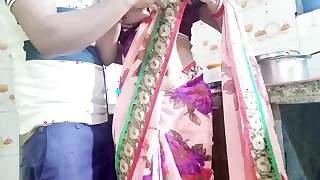 देसी भाभी बर्तन धो रही थी तभी उसका देवर आया और बोला की भाभी आपका चूत चाहिए दोगे क्या।हिंदी ऑडियो।